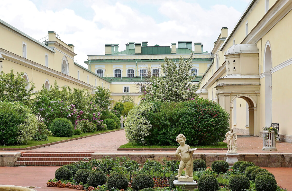 Вид на Висячий сад из Павильонного зала Малого Эрмитажа (зал №204). Фото автора.