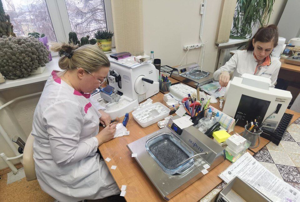    Гистология. Сосредоточенность, точность, почти медитативность в работе. Фото: Институт имени Герцена