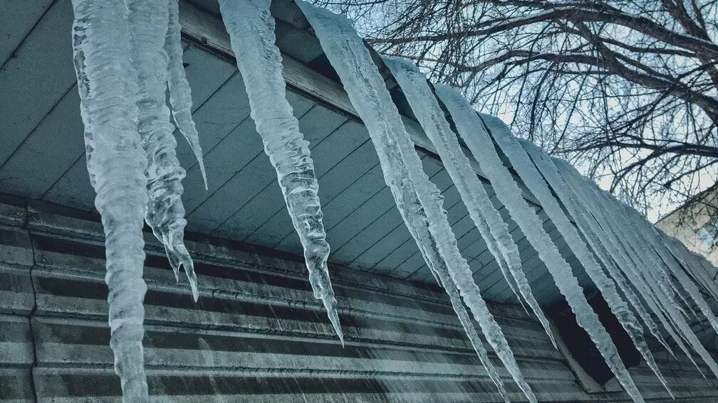     В Советском районе Казани на несовершеннолетнего ребенка сошел снег и наледь с крыши одного из домов. Прокуратура города уже организовала проверку информации.