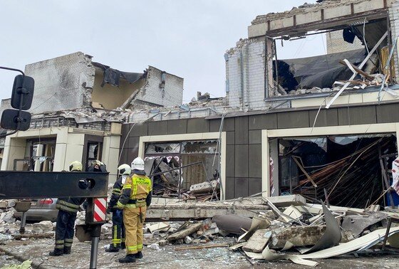    Россия. Луганская Народная Республика. Лисичанск. Сотрудники МЧС России на месте обстрела пекарни со стороны Вооруженных сил Украины