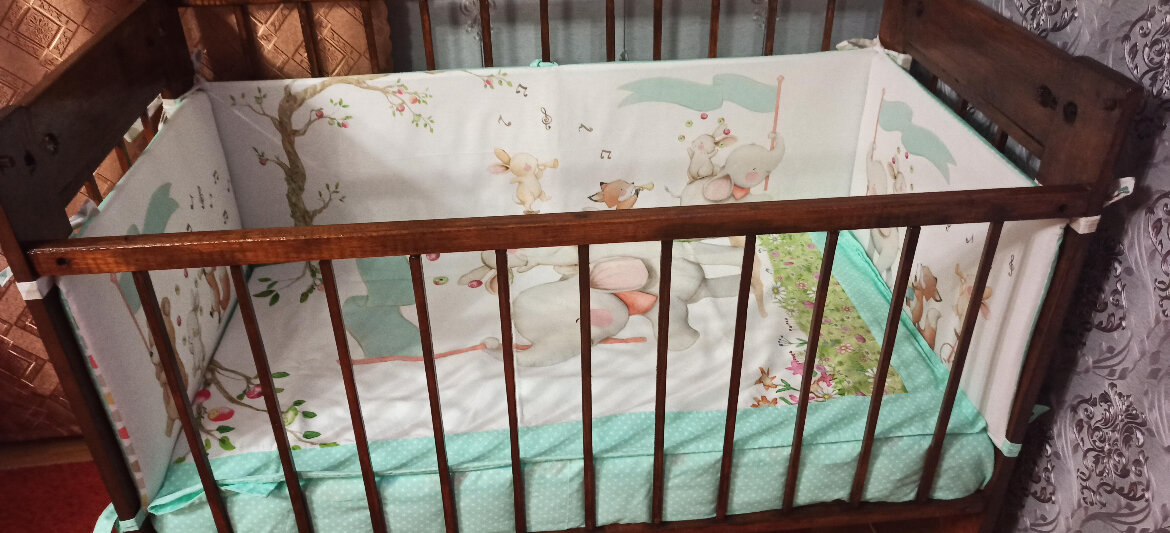 Кроватка еще моя. И вот уже третий ребенок в ней спит☺️ Мой дед делал сам, как говорится на века.