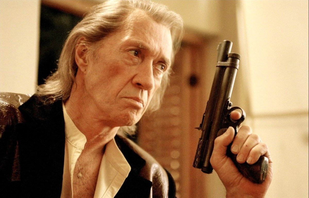 Девид Кэрадайн в роли Билла в фильме "Убить Билла".
