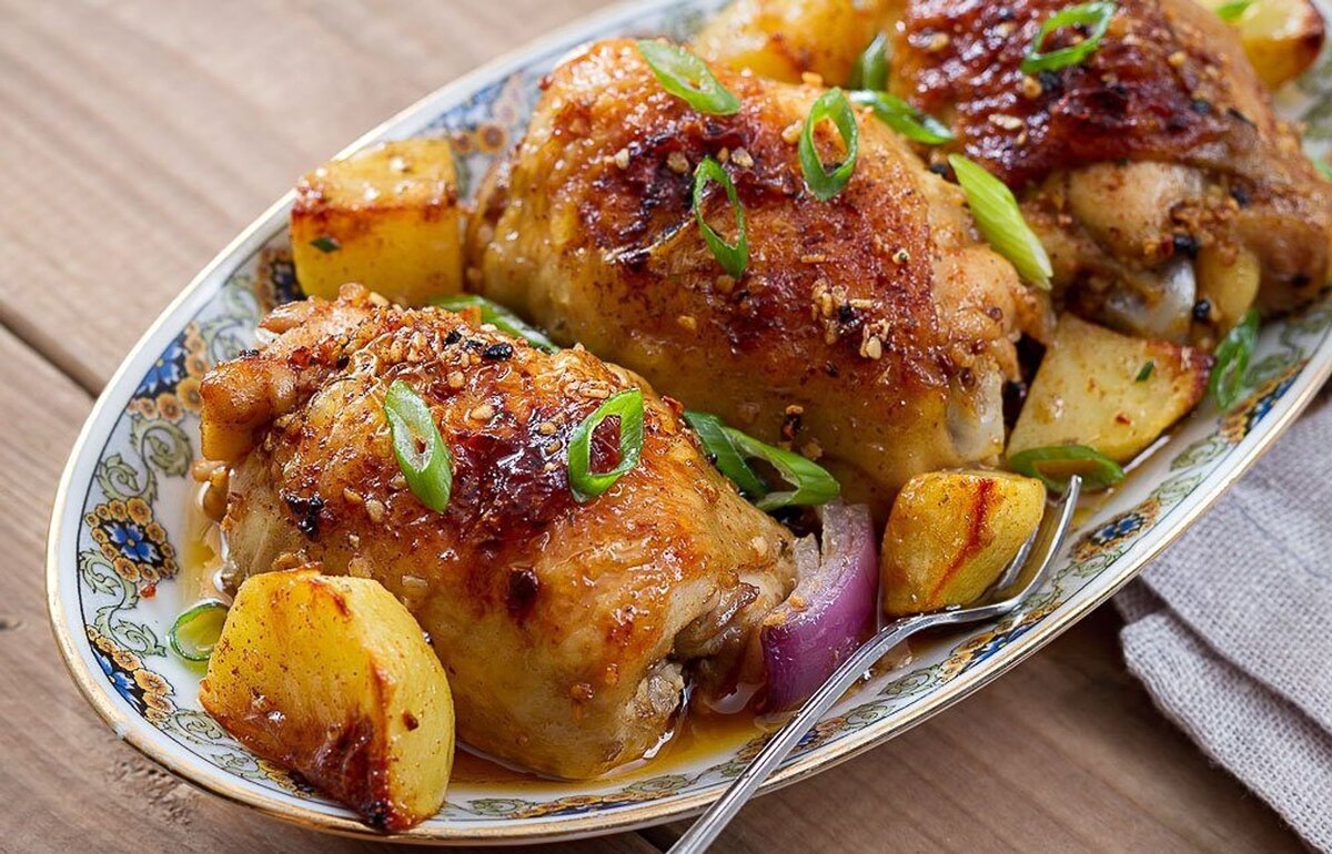 Какое блюдо приготовить в духовке. Куриные бедрышки запеченные в духовке. Курица с картошкой. Картошка с бедрышками в духовке. Куриные бедра с картошкой.