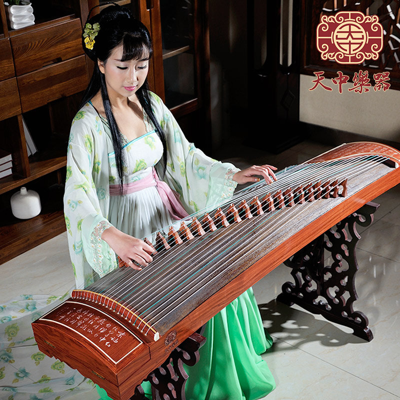 Хороший китайский инструмент. Гучжэн цитра. Цитра гуцинь. Гучжэн, «китайская цитра». Китайский музыкальный инструмент Гучжэн.