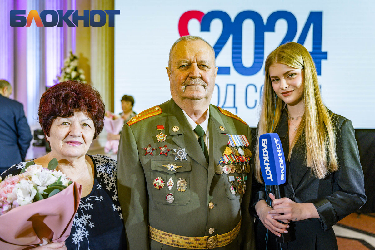 счастливая семья фото. полиаморные отношения. мужчина с девушкой в ресторане. счастливая семья без детей. полиандрия и полиамория.