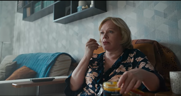 За юмор в фильме отвечает мама героини в исполнении Елены Валюшкиной. Скриншот из  фильма «Вызов». У Елены Валюшкиной это не первый фильм, где она зажигает в финале.