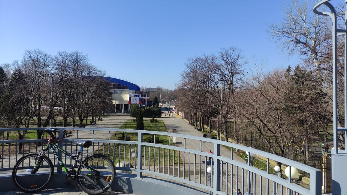 У каждого человека зимнее время года ассоциируется со снегом, холодом и т.д. Однако, зима на Кубани довольно отличается от привычной. Зимой можно кататься  велосипеде. А Вы смогли бы жить зимой, там, где нет снега? А может быть уже живете?