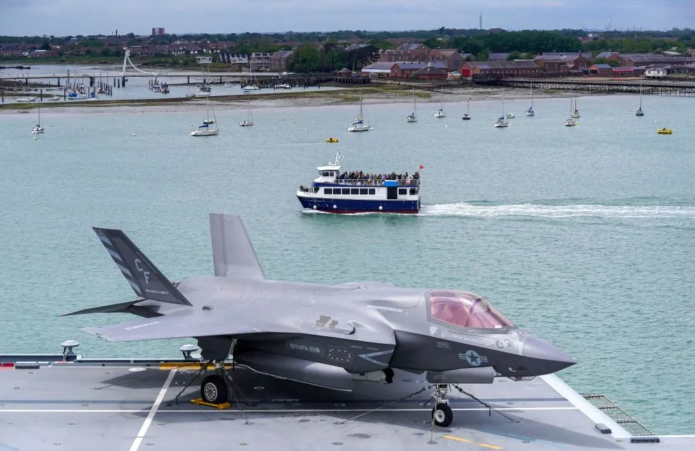 Американский Ф-35 на летной палубе британского авианосца. Британский флот, связавший себя обязательствами на покупку "Молний-2" вынужден брать их в аренду у союзника из-за задержек в поставках их собственных самолётов. Фото Royal Navy