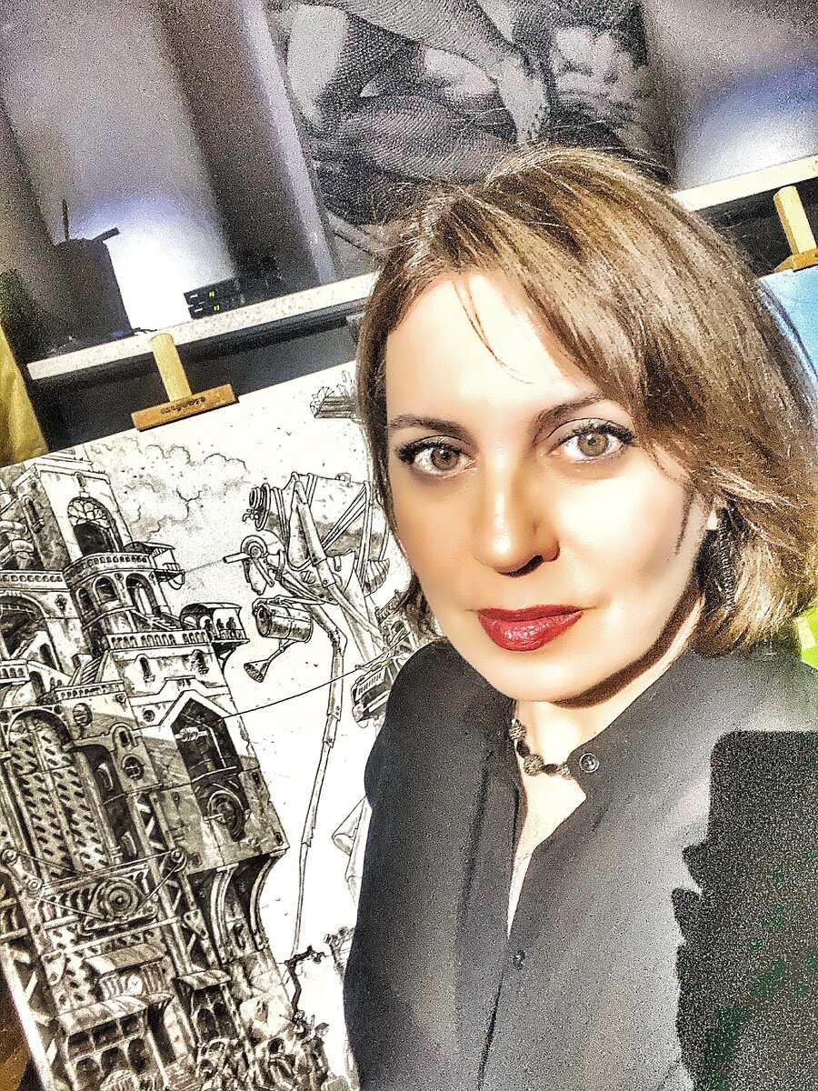 Эвелина Гаевская, соцсети @evelinagaevskaya, на фоне картины волгоградского художника Алексея Шилова 