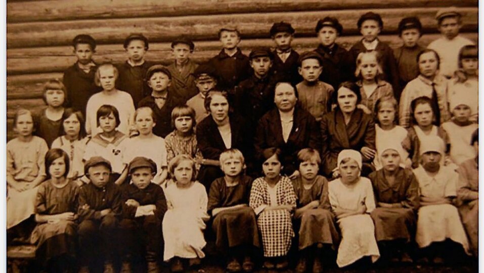 Ученики и учителя Абрамычевской школы, весна 1928 г., г. Яранск.  Одна из учительниц  А. Г. Двнянинова. Фото от В. Н. Селезнёвой (нижний ряд четвёртая слева).