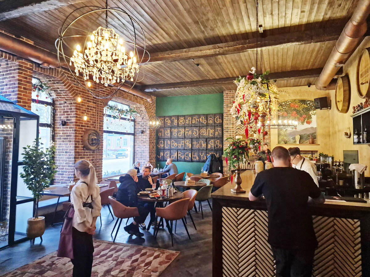 Общий вид зала грузинского ресторана "Гуру"