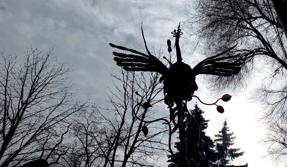 Кованные жар-птицы. Донецк фото 2024 года