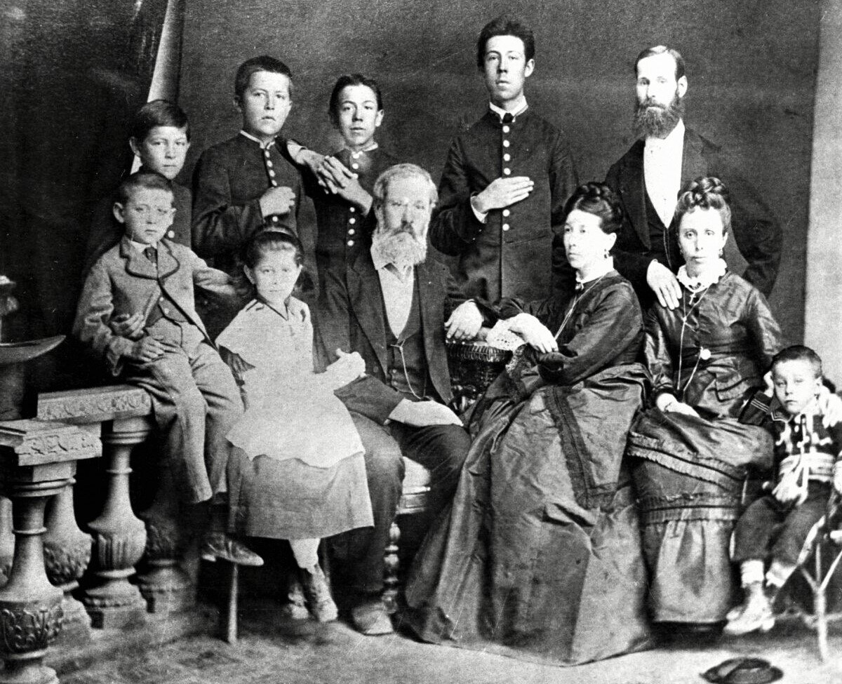 Семья Чеховых. Слева направо, стоят: Иван, Антон, Николай, Александр и М. Г. Чехов (дядя писателя); сидят: Михаил, Мария, П. Е. Чехов, Е. Я. Чехова, Л. П. Чехова (тетя писателя), Георгий Чехов (двоюродный брат писателя)