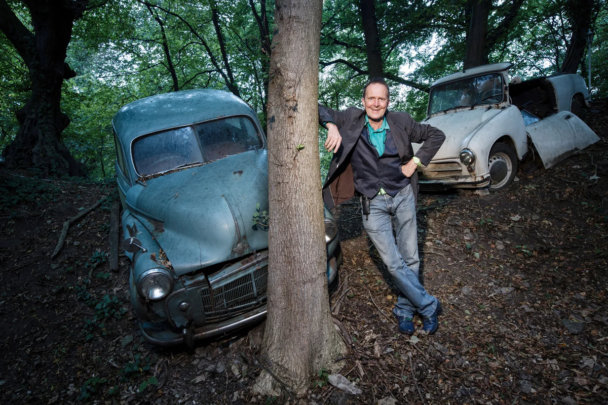 Майкл Фрелих, 1950 года рождения, является создателем автомобильного кладбища. В своей жизни он уже был модельером, автогонщиком, автором книг, автодилером и дизайнером