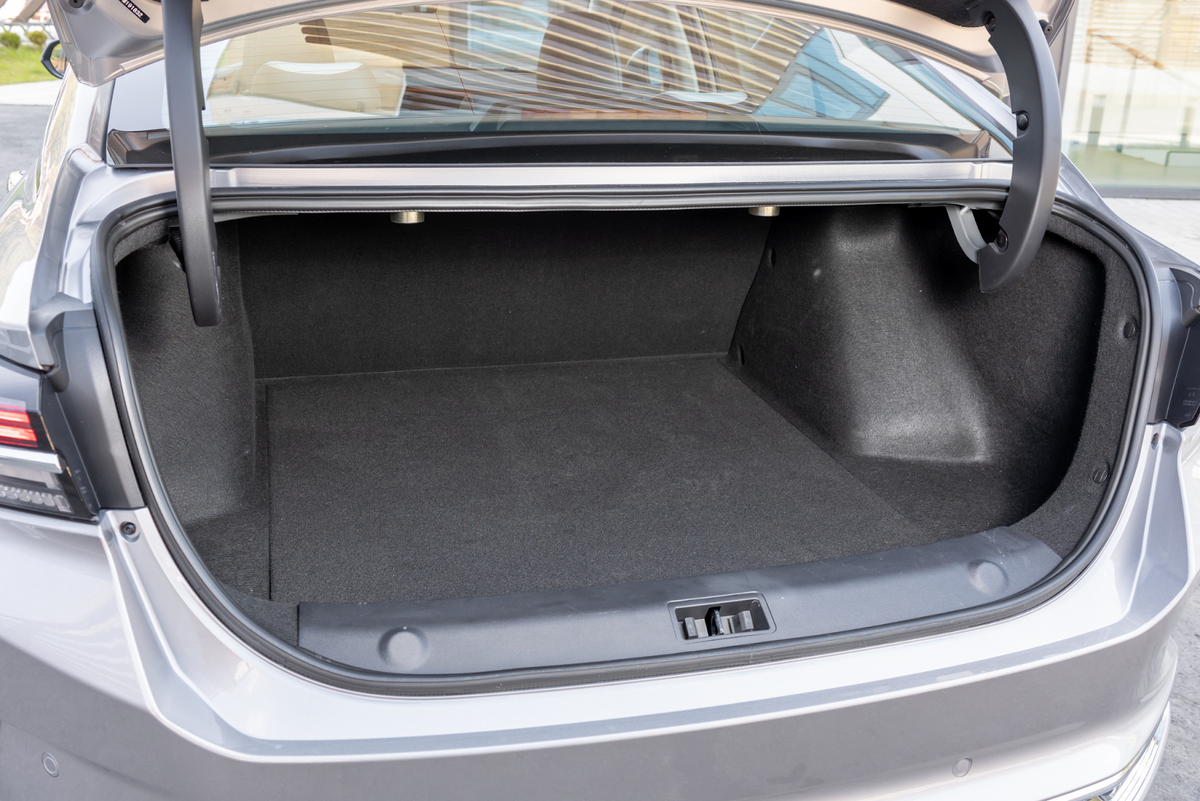 Объем багажника Dongfeng Aeolus Shine Max составляет всего 428 литров. Напомним для сравнения, что в отделных версиях Toyota Camry этот параметр намного больше – до 524 л