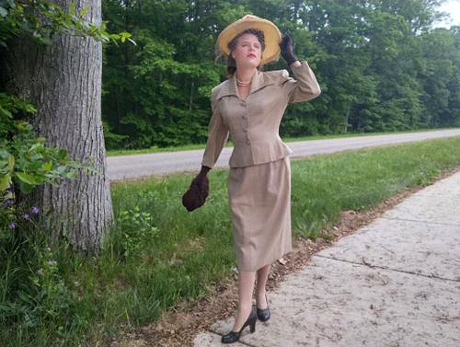 С десяток лет назад Дженни Деврис, жительница Холланда (штат Мичиган) увлеклась фильмами 1940-х — 50-х годов. Помимо сюжетов, ей очень нравилось, как одевались женщины в то время.-2