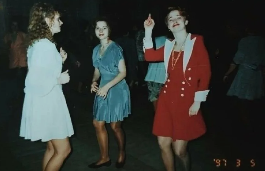 Школьная дискотека — это самое популярное, красочное, раскрепощающее и веселое мероприятие в 90-х.-2