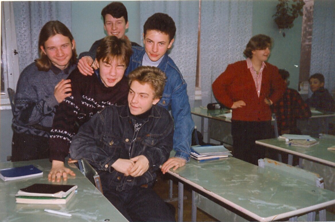До шестнадцати и старые. Молодежь 90-х. Молодёжь 2000-х в России. Молодежь в 90-е годы. Подростки 90-х в России.