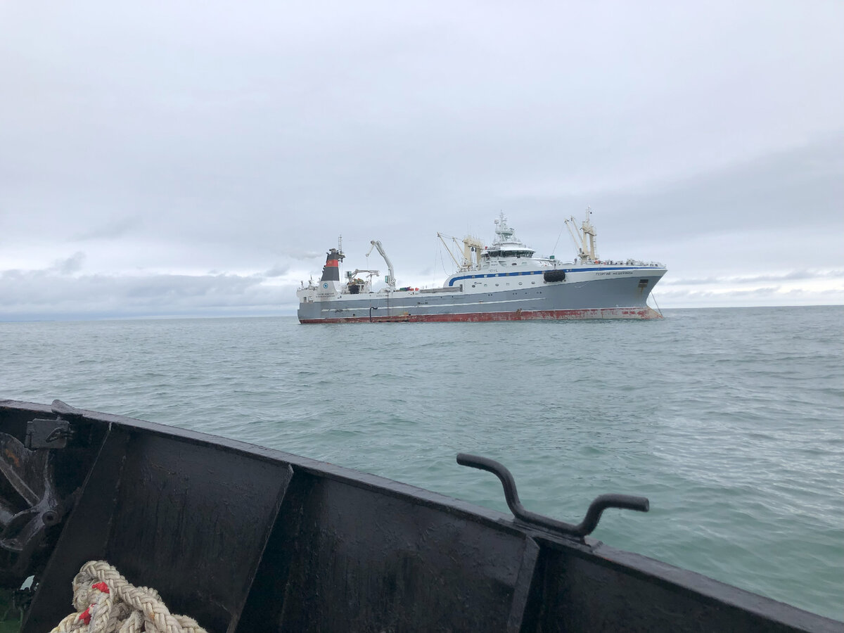 Плавбаза, снятая с палубы катера КЖ