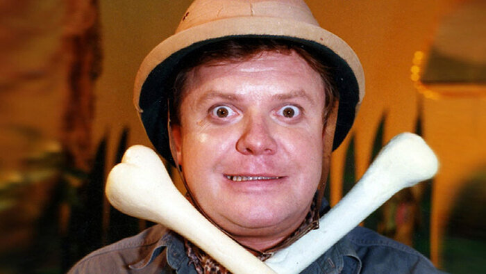 Лица обычных людей на белом фоне. Конфликт двух людей. Лицо приятель. Парни ссорятся. Лицо приятель.