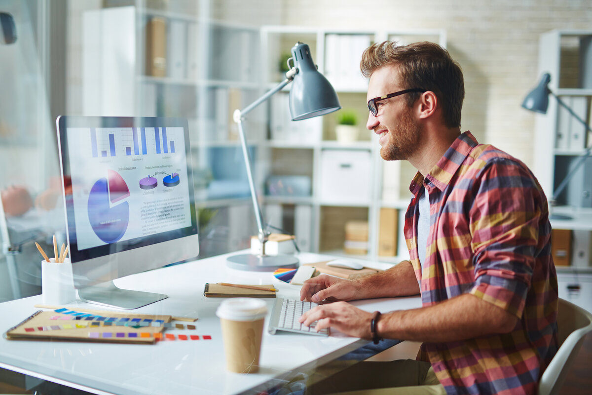 Программист за компьютером. Человек за компьютером. Графический дизайн. Аналитик. Аналитик на фрилансе.