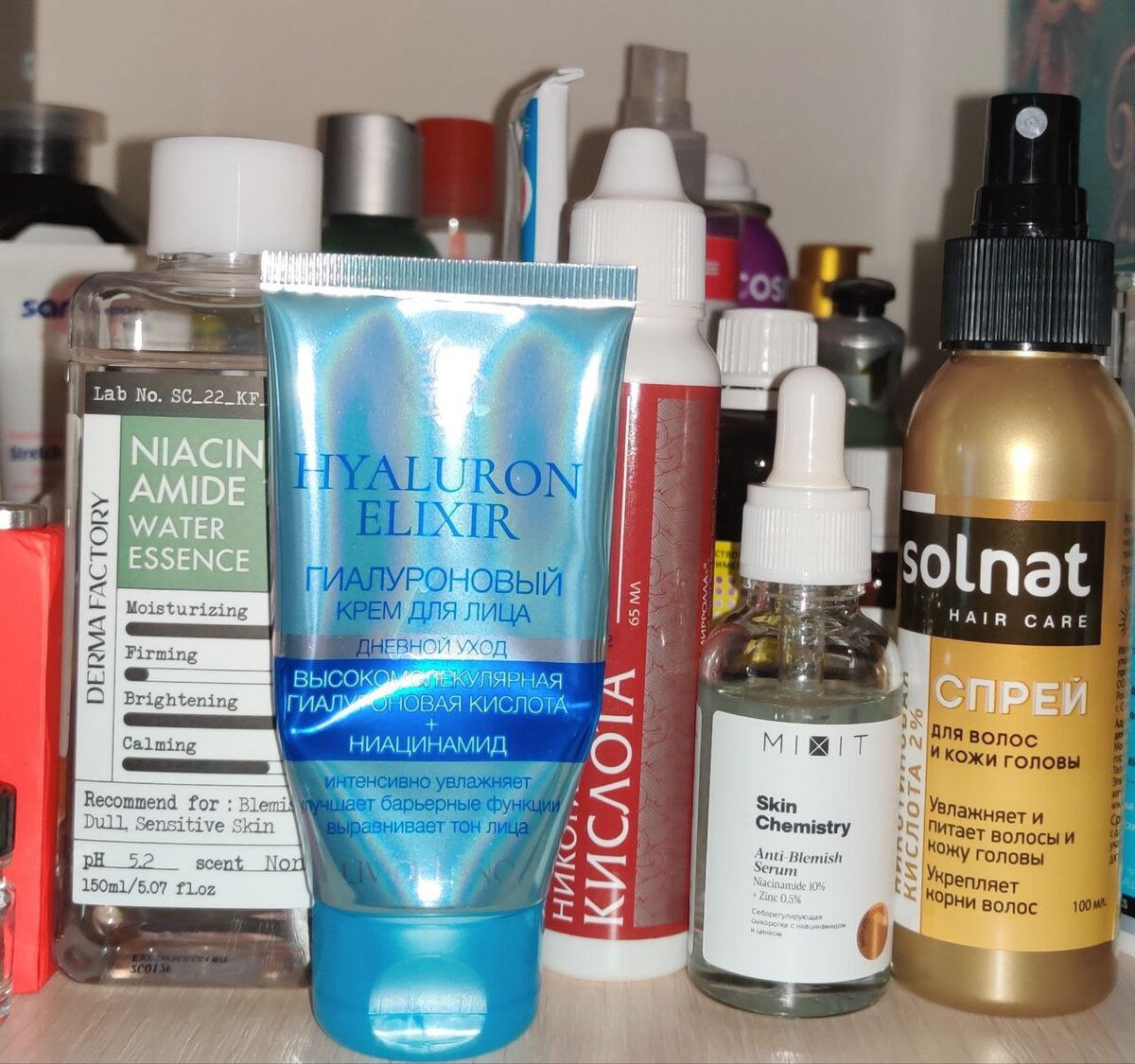 Мой нынешний набор. Ничего супердорогого: не вижу смысла переплачивать за сольную партию ниацинамида, а в хорошей комбинации что-то не попадается.