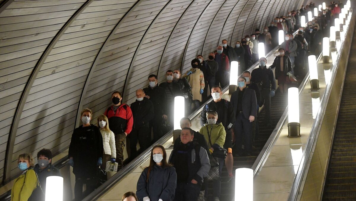 Большой вынос в метро. Люди на эскалаторе в Московском метро. Люди в масках в Московском метро. Эскалаторы Московского метро. Толпа в метро на эскалаторе.