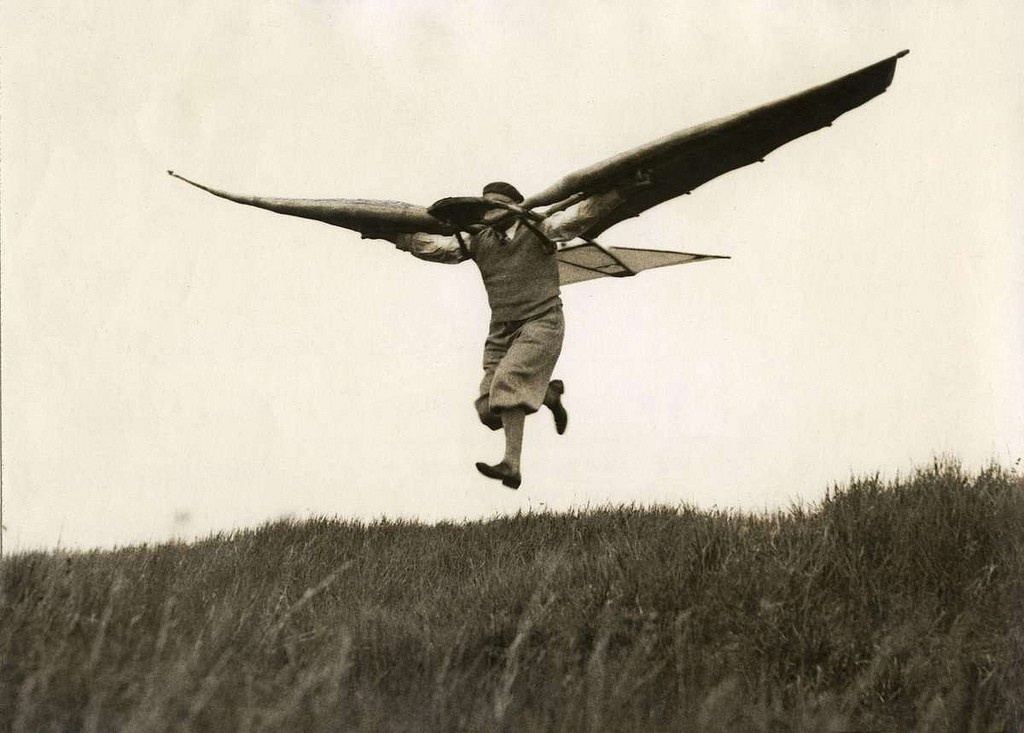 Летать делаться. Крылья для человека чтобы летать. Крылья в полете. Летающий человек. Крылья для полёта человека.