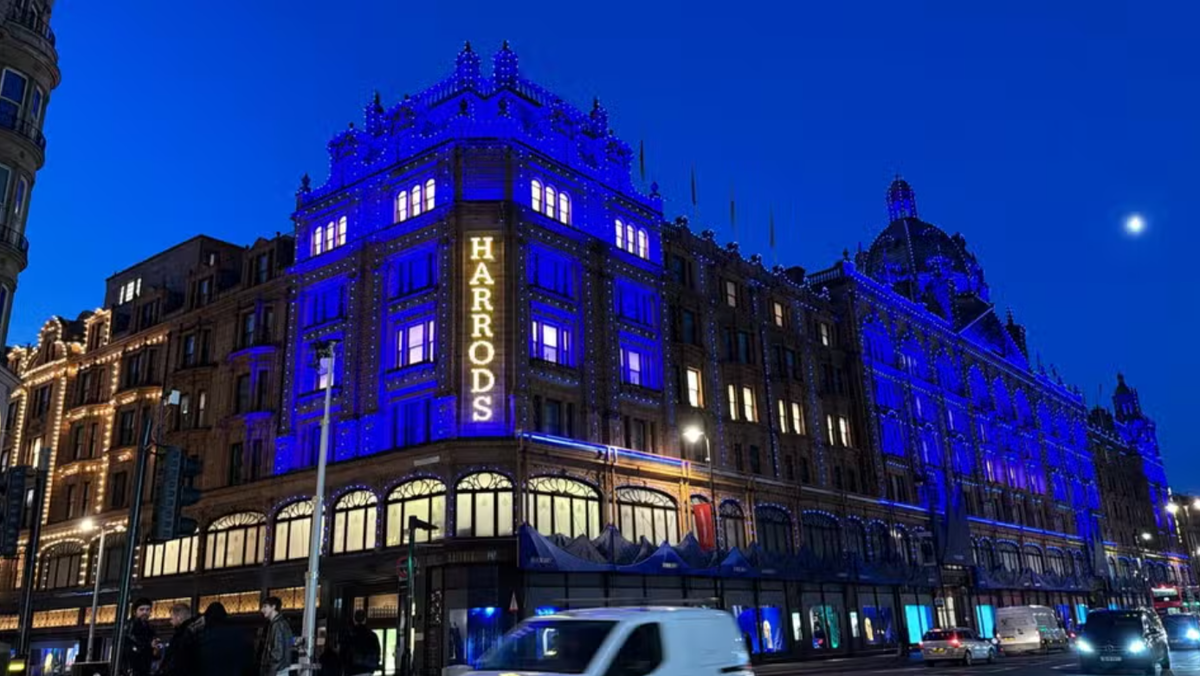    Лондонский универмаг Harrods и Burberry представили коллаборацию (фото 3)