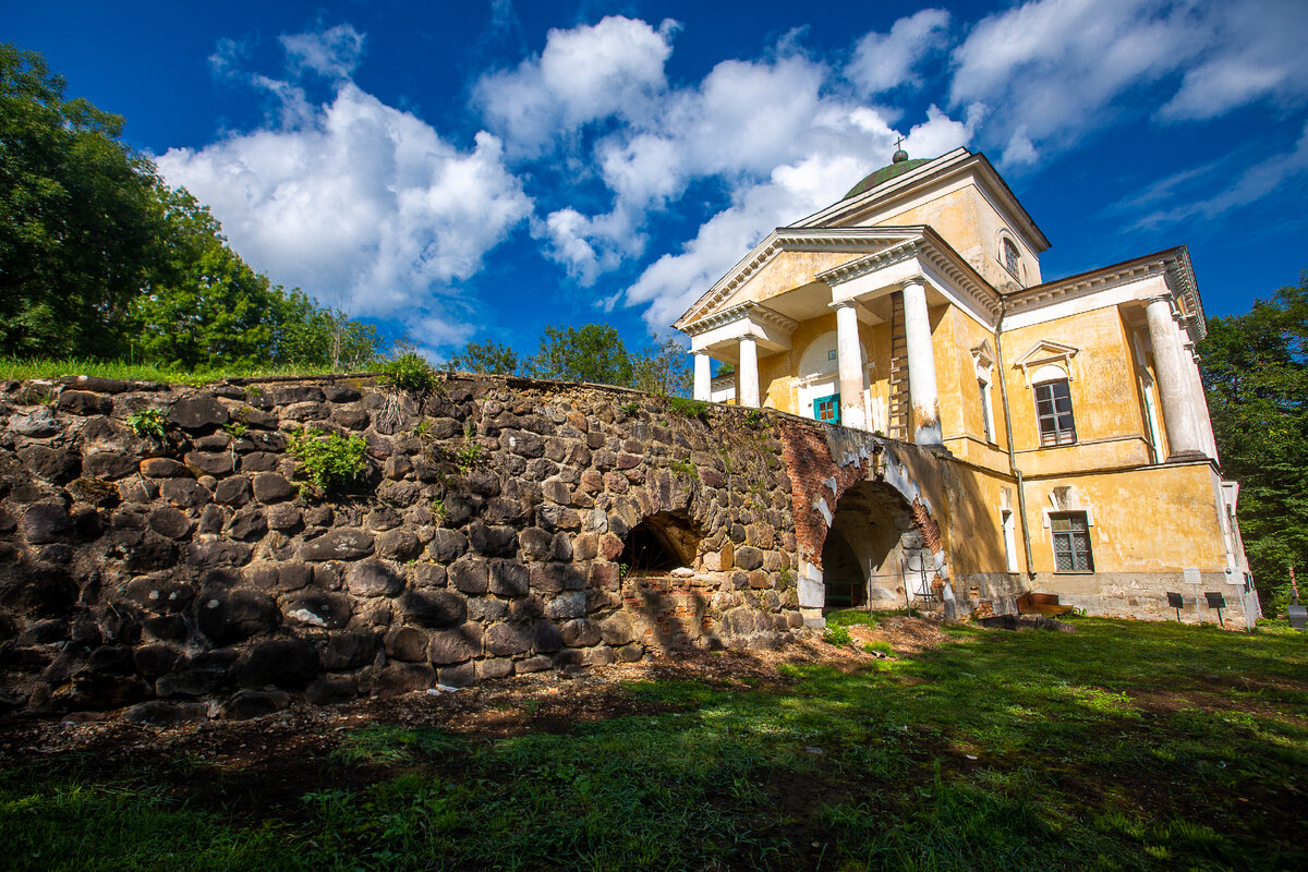 Усадьба Прямухино. Троицкий храм с валунным пандусом. Кувшиновский муниципальный округ, Тверская область. Фото автора статьи   