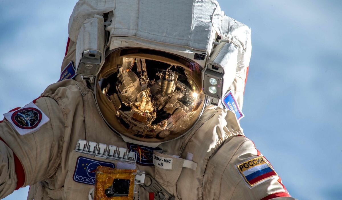     Российский космонавт. Источник: vk.com/roscosmos Автор фото: «Роскосмос»