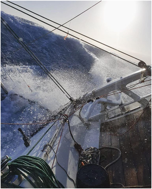 Яхта "Дочь ветра" в океане. Фото из прежних океанских экспедиций Виктора Языкова.