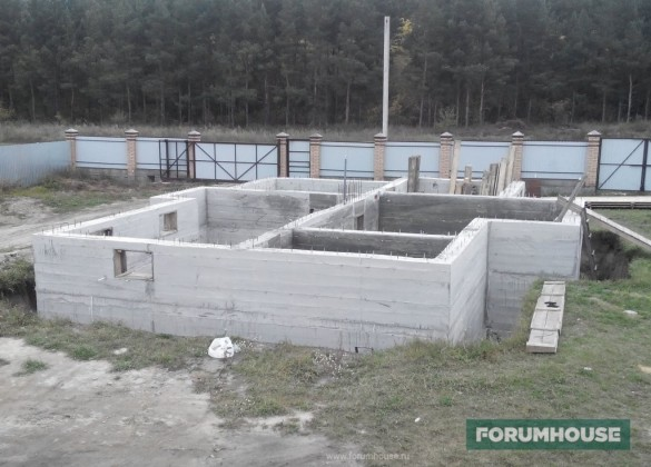 Подвал под домом. Постройка цокольного этажа. Ленточный фундамент с подвалом. Дом из монолита. Цокольный фундамент.
