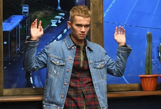 Джеймс джастин актер. Дэниел рэдклифф 2001. Эдди брок том харди. Как зовут актера который играл турбо. Крис хемсворт фото.