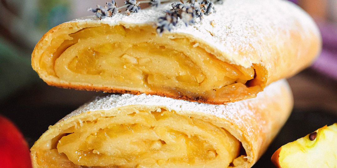 Вкуснейший творожный штрудель с яблоками и мёдом: подробный рецепт с фото