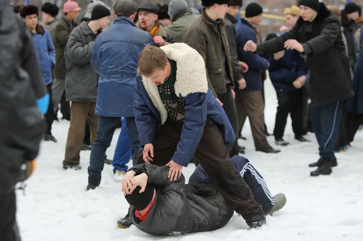 Агрессивный мальчик. Драка мальчишек. Конфликт в школе. Уличная драка школьников. Драка мальчиков школьников.
