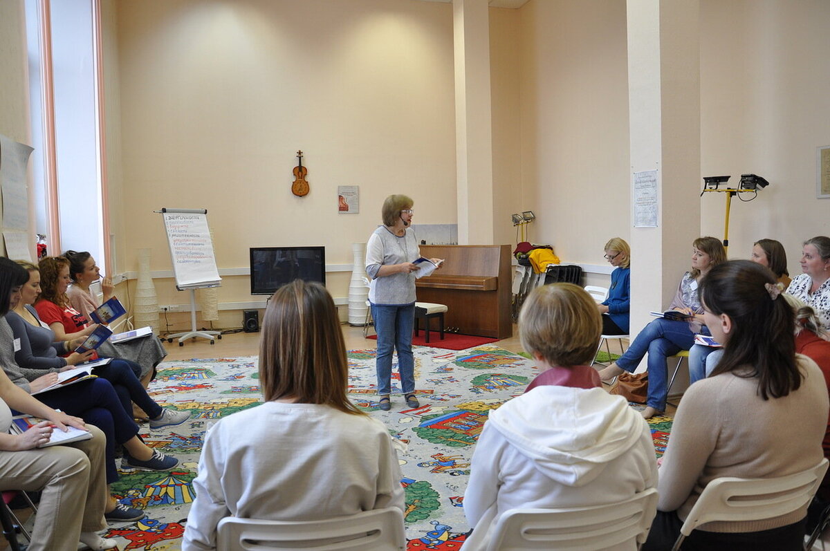 Курсы дополнительного образования взрослых. Ученик студент. Человек обучает. Дополнительное профессиональное образование. Предпенсионеры.