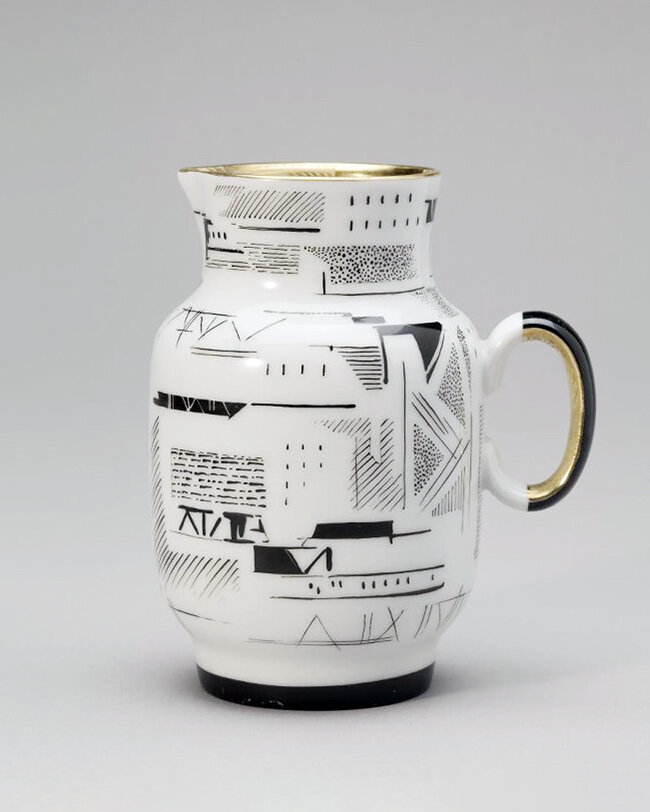 Молочник из сервиза «Растут города». 1967 год, ЛФЗ. Автор формы Анна Александровна Лепорская, автор росписи Капитолина Григорьевна Косенкова 