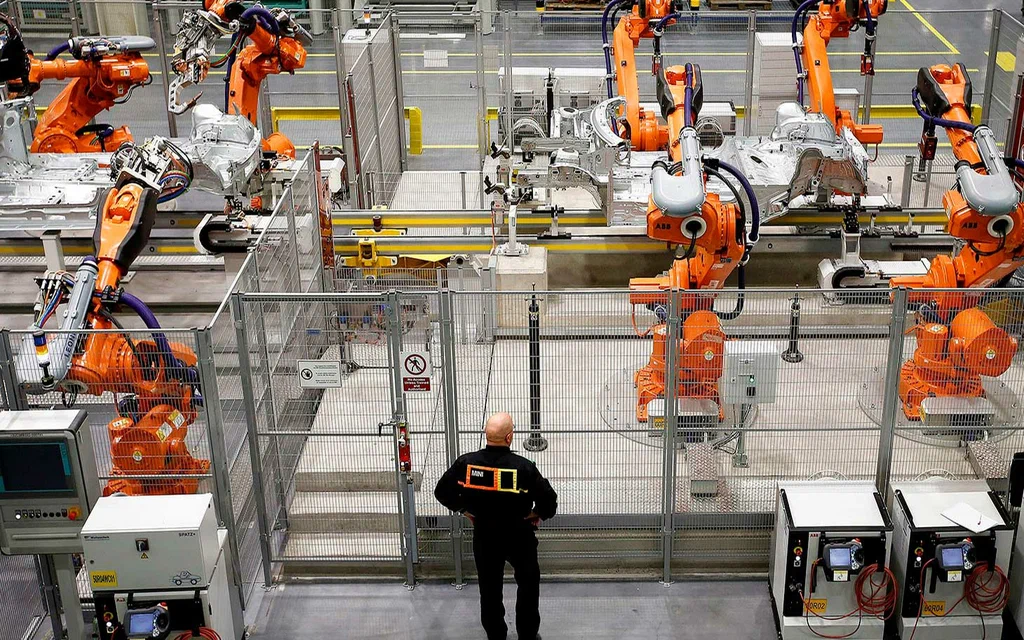 Цех роботов. Промышленные роботы. Роботы на производстве. Роботы для автоматизации производства. Робот конвейер.