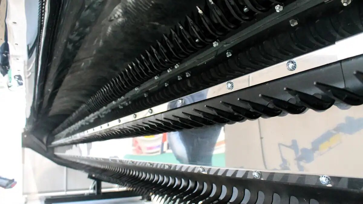 Фото: © Артём Борисов / Glavpahar.ru Рабочие органы жатки ОЗОН