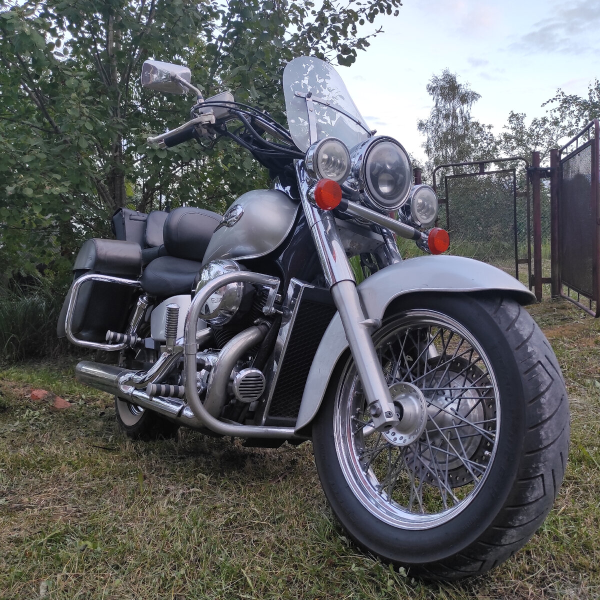 На дачном участке моего друга Машиниста, гараж не попал в кадр, но он там есть