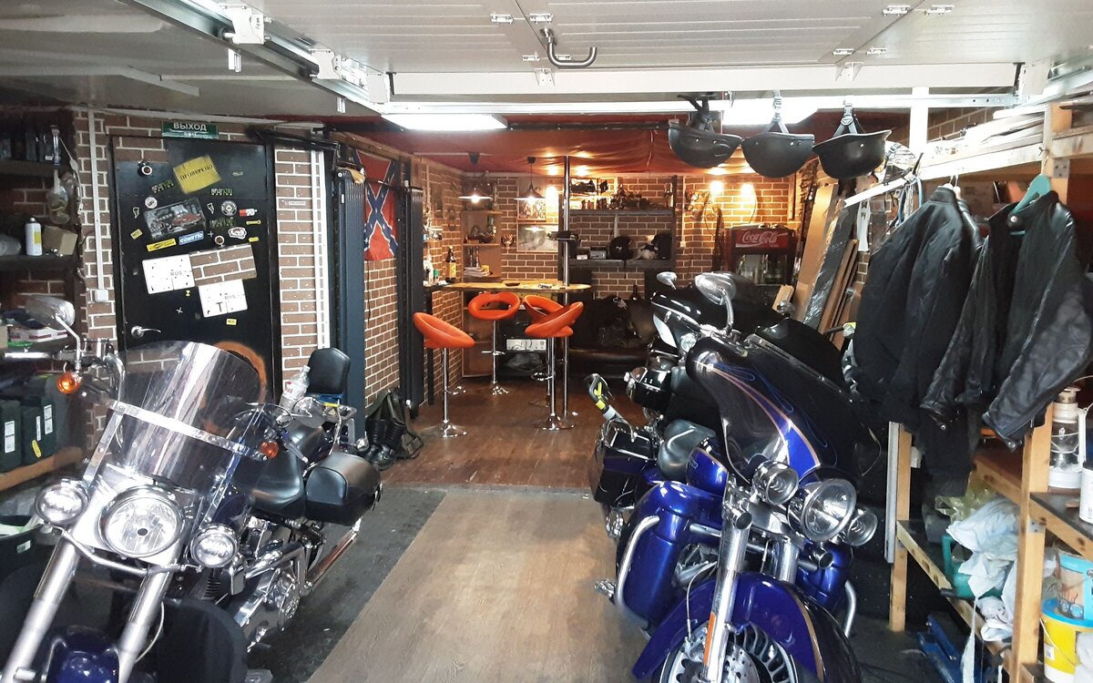 Барная стоейка, экип, мотоциклы, в таком гараже хочется жить) Спасибо Николаю за фото.