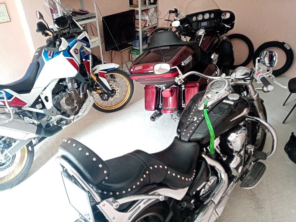 Целых три мотоцикла! Вы представляете! Спасибо Нестору за фото своих красавцев  в месте их обитания.