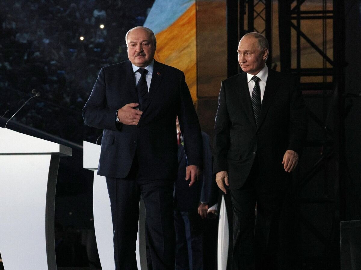    Президент РФ Владимир Путин и президент Белоруссии Александр Лукашенко на спектакле-концерте, посвященному 80-летию освобождения Ленинграда от фашистской блокады, на стадионе "Газпром Арена" в Санкт-Петербурге© РИА Новости / POOL