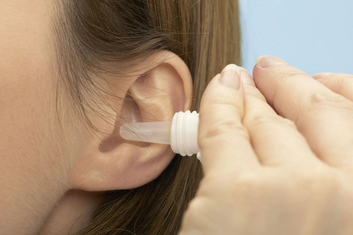 Чем можно закапать ухо ребенку. Ear Drops ушные капли. Закапывание лекарства в ухо. Ушные капли от пробок в ушах.