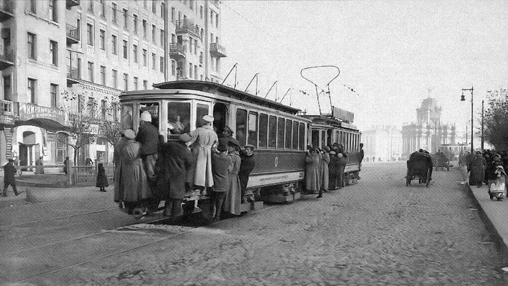 Переполненный трамвай - типичная картина московских улиц в период Первой Мировой войны, на фото поезд Ф+1209, впереди видны Красные ворота, фото из журнала "Искры" (№40, 15.10.1917). Источник: https://transphoto.org/photo/406482/?&lang=uk.