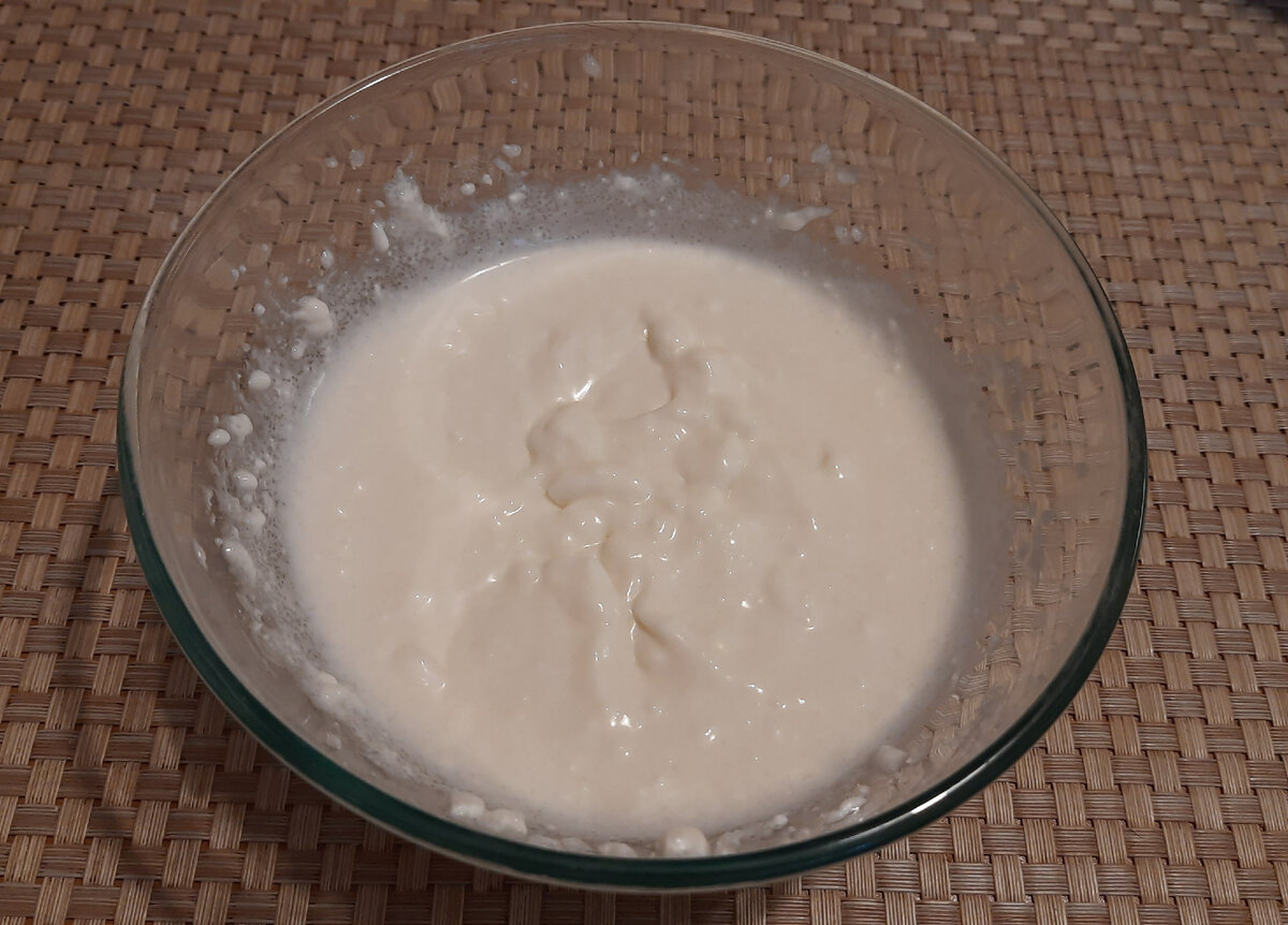 Смешать миксером творог, сметану и сахар