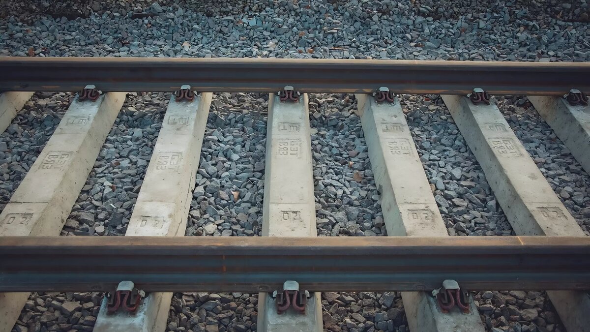     3 февраля в Подмосковье, недалеко от станции «Подольск», неизвестные совершили поджог ж/д оборудования и скрылись с места преступления. Поджигателя оперативно вычислили и задержали — он дал признательные показания. По его словам, украинские кураторы обещали ему за преступление три тысячи рублей.