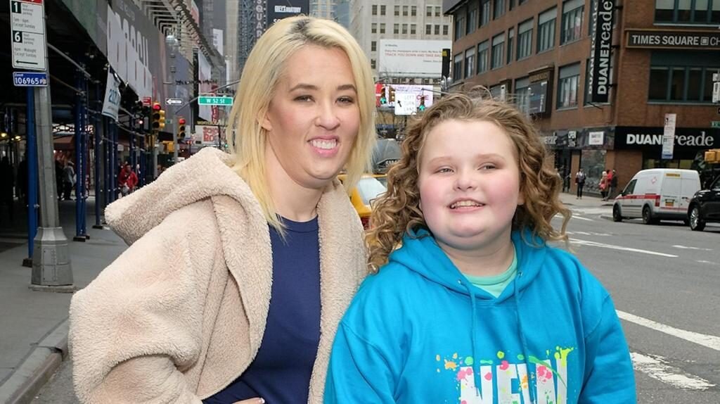 Молодая мать с двумя детьми. Дочки-матери. Старшая дочь милы йовович. Рейнбоу аврора ротелла. Фотосессия мама с двумя детьми.