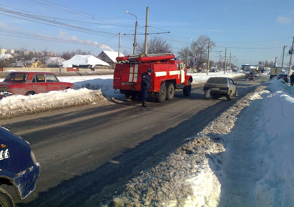    В Курске на улице Энгельса горел автомобиль ВАЗ-2108